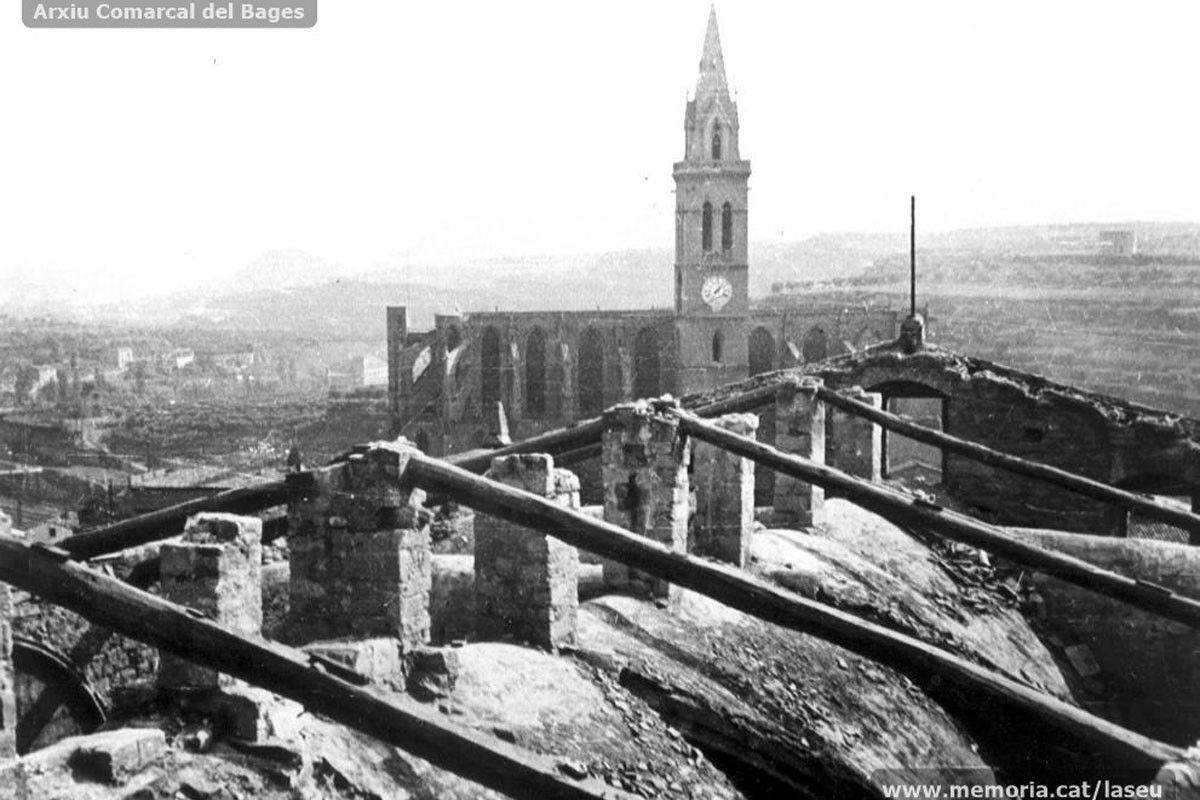 La basílica de La Seu, amb la seva torre piramidal, vista des del Carme, el setembre de 1936