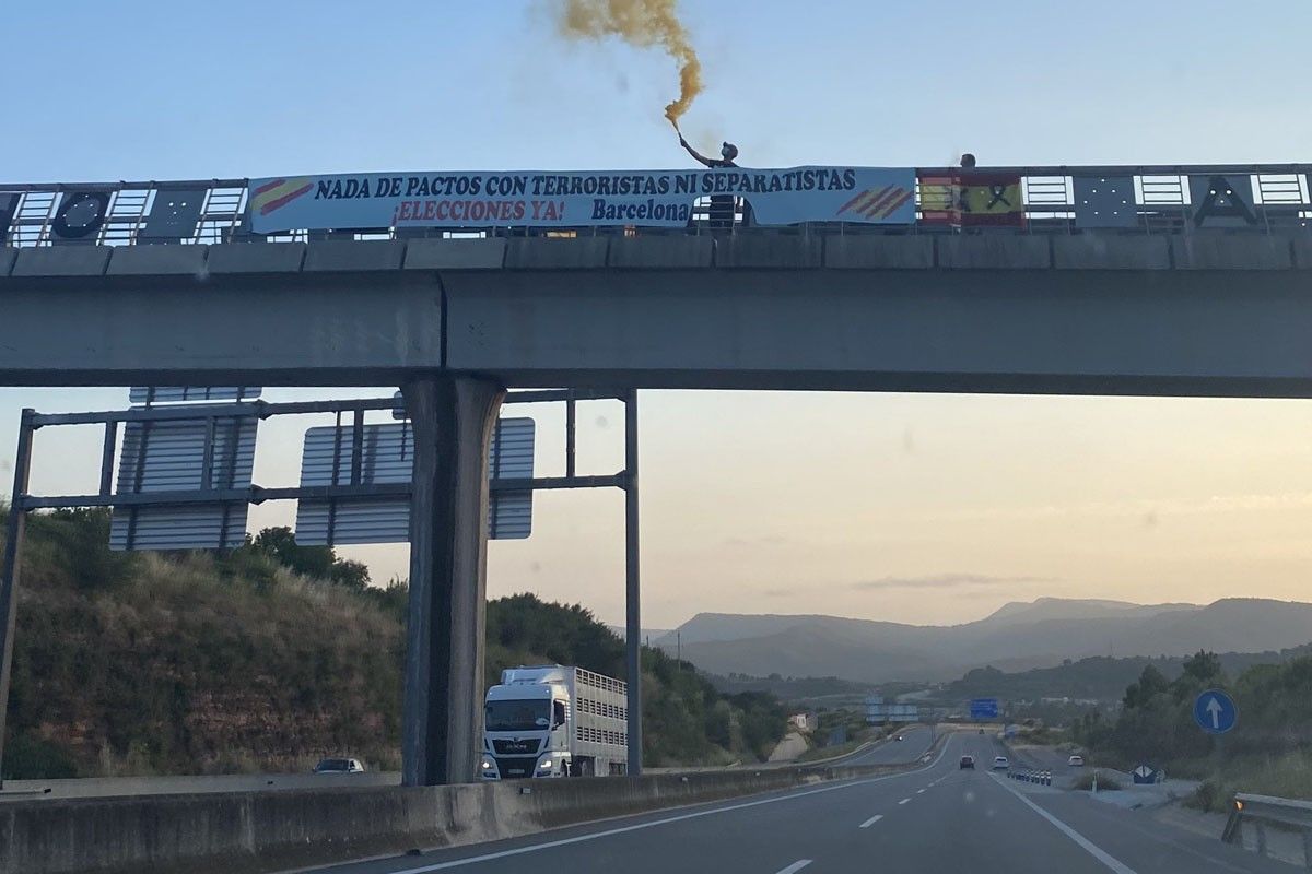 Pancarta espanyolista en un pont sobre la C-25 a Manresa