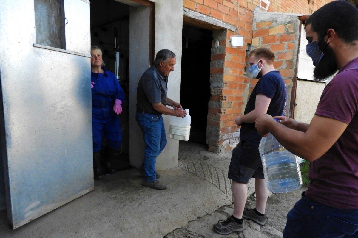 Gent fent cua al Mas Bellver de Collsuspina per recollir llet