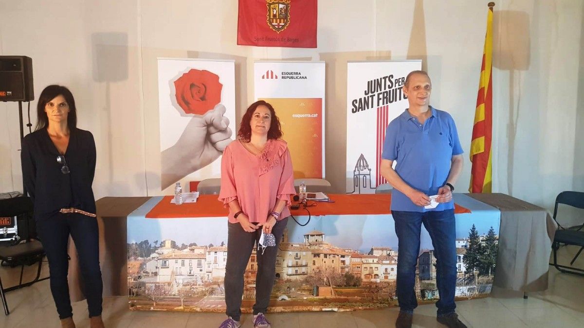 Cristina Murcia (PSC), Àdria Mazcuñán (ERC) i Vicenç Llorenç (JxCat) durant la roda de premsa d'aquest migdia