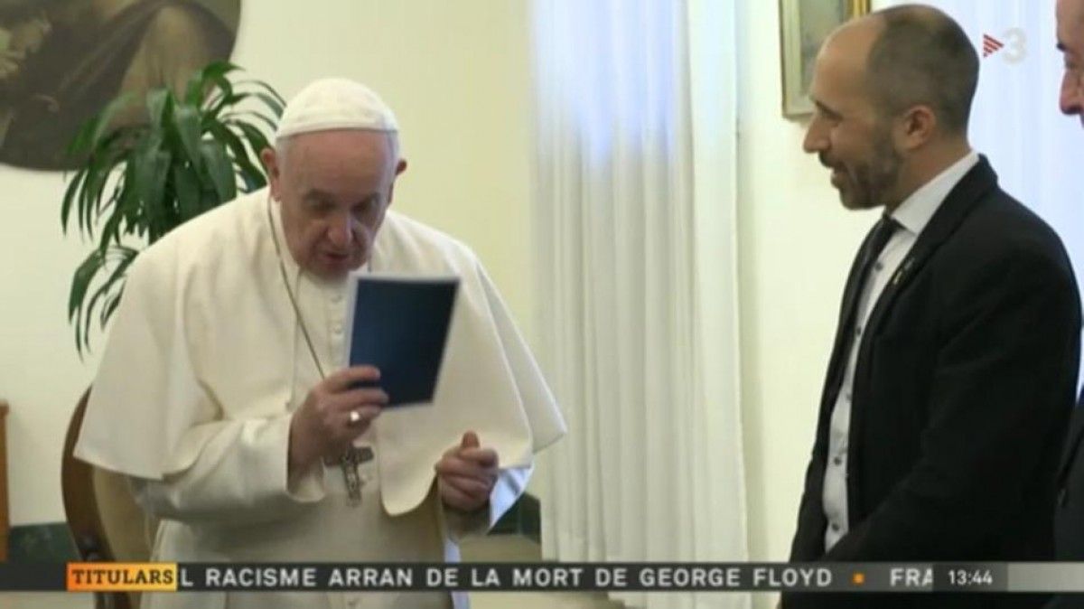El papa Francesc amb el llibre de Junqueras i Marc Aloy