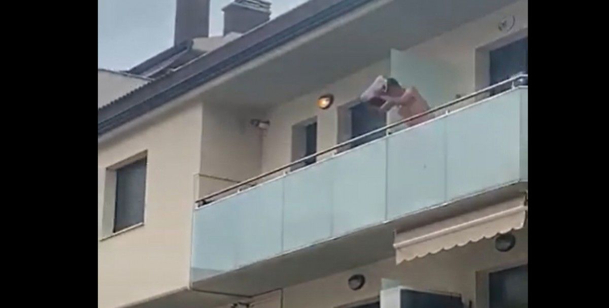L'home llançant un moble des del balcó