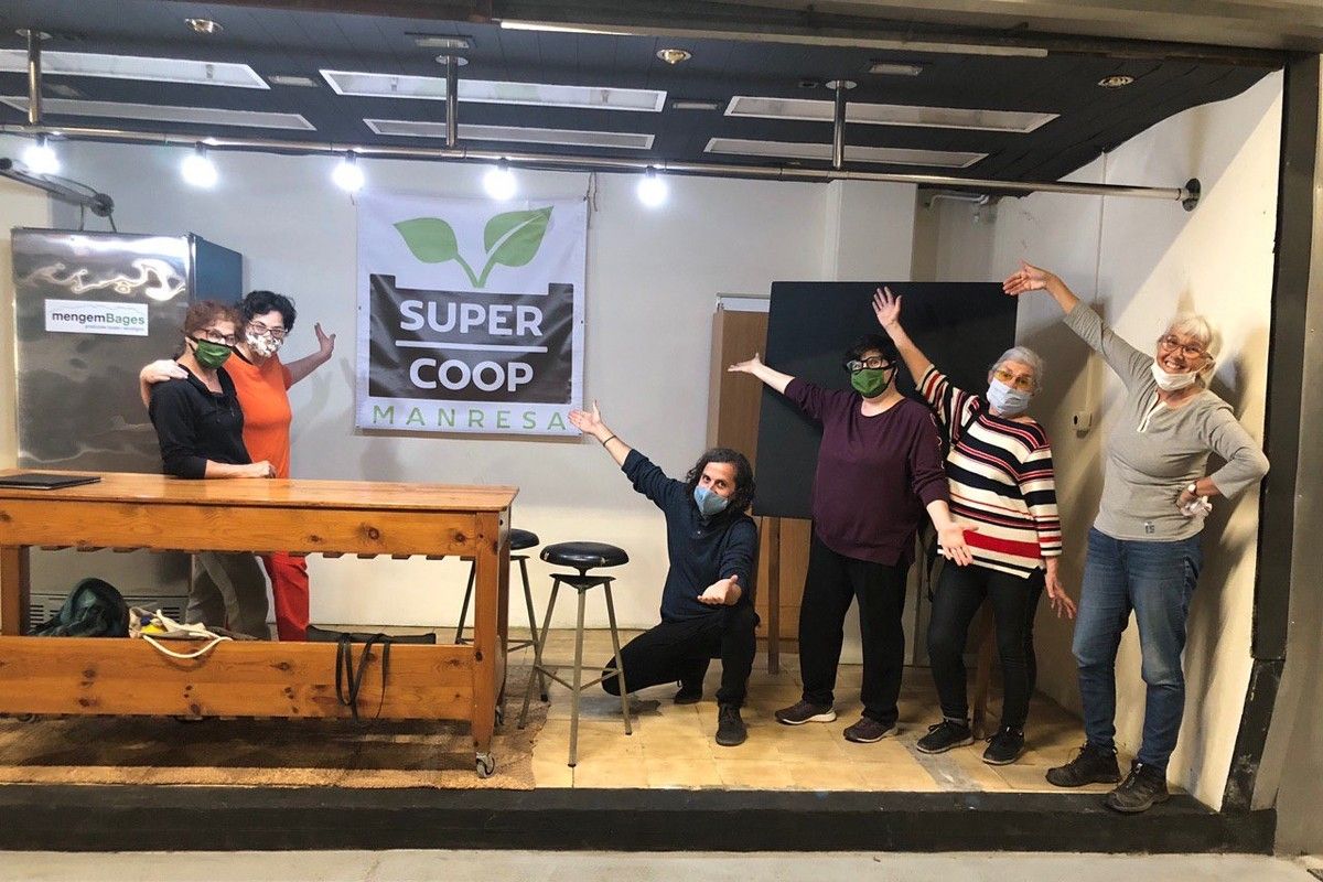 Socis de Supercoop a l'espai habilitat al Mercat Puigmercadal