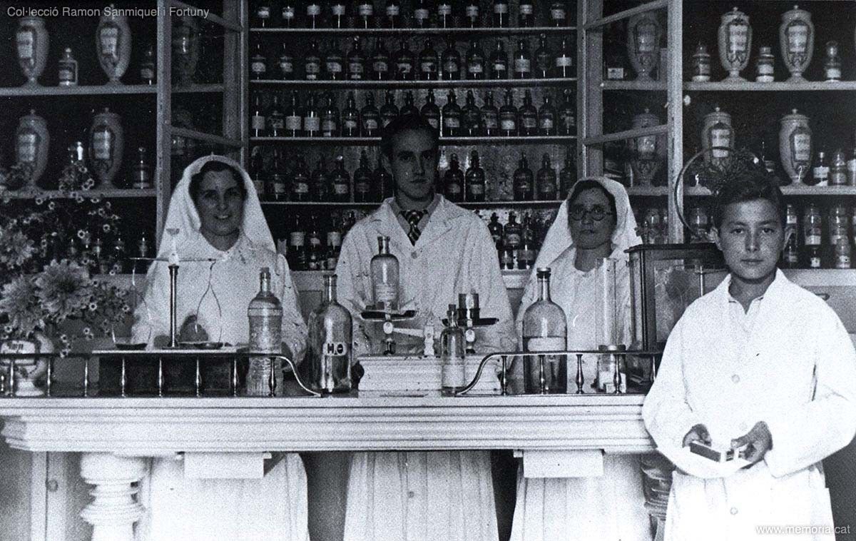 Fotografia del 17 de setembre del 1937 del personal de la farmàcia de l'Hospital de Manresa