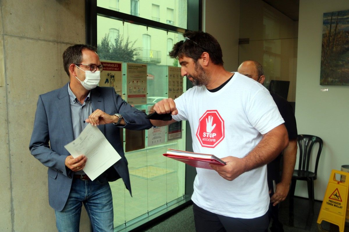 L'alcalde de Sant Fruitós, Joan Carles Batanés, saludant el portaveu de la plataforma, Xavi Pont