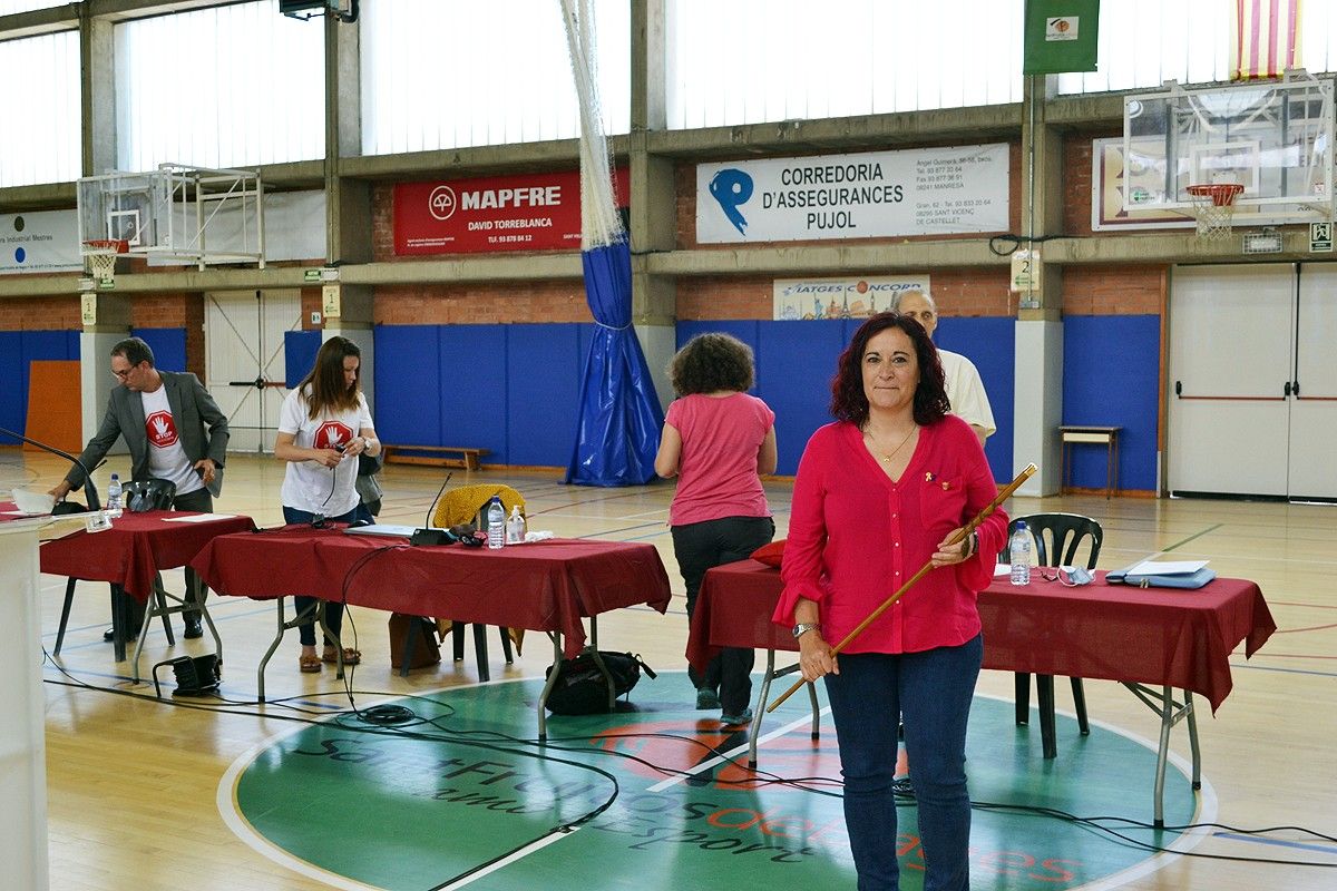 Àdria Mazcuñán amb la vara mentre Joan Carles Batanés plega la seva taula