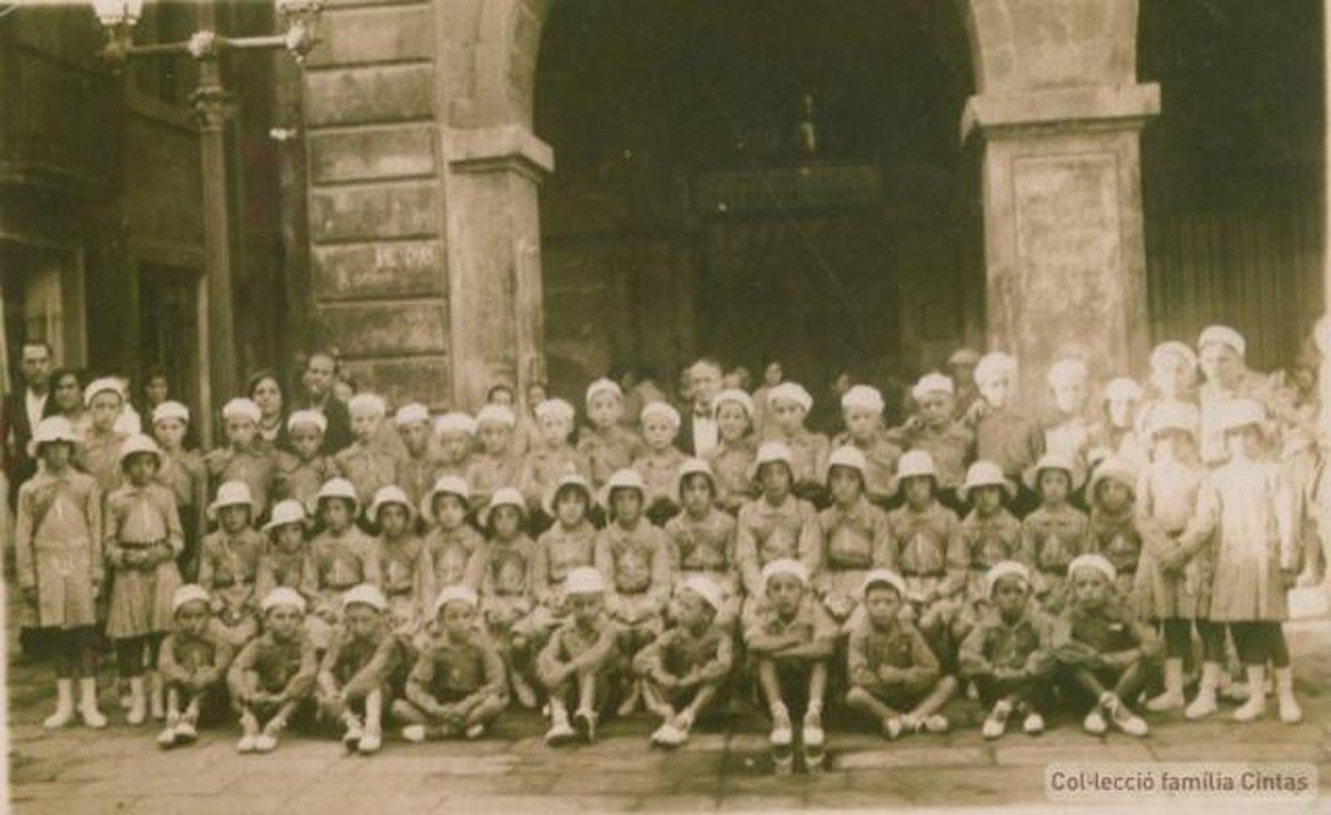 Alumnes situats davant l0Ajuntament de Manresa abans de marxar a les colònies escolars municipals, l'any 1933
