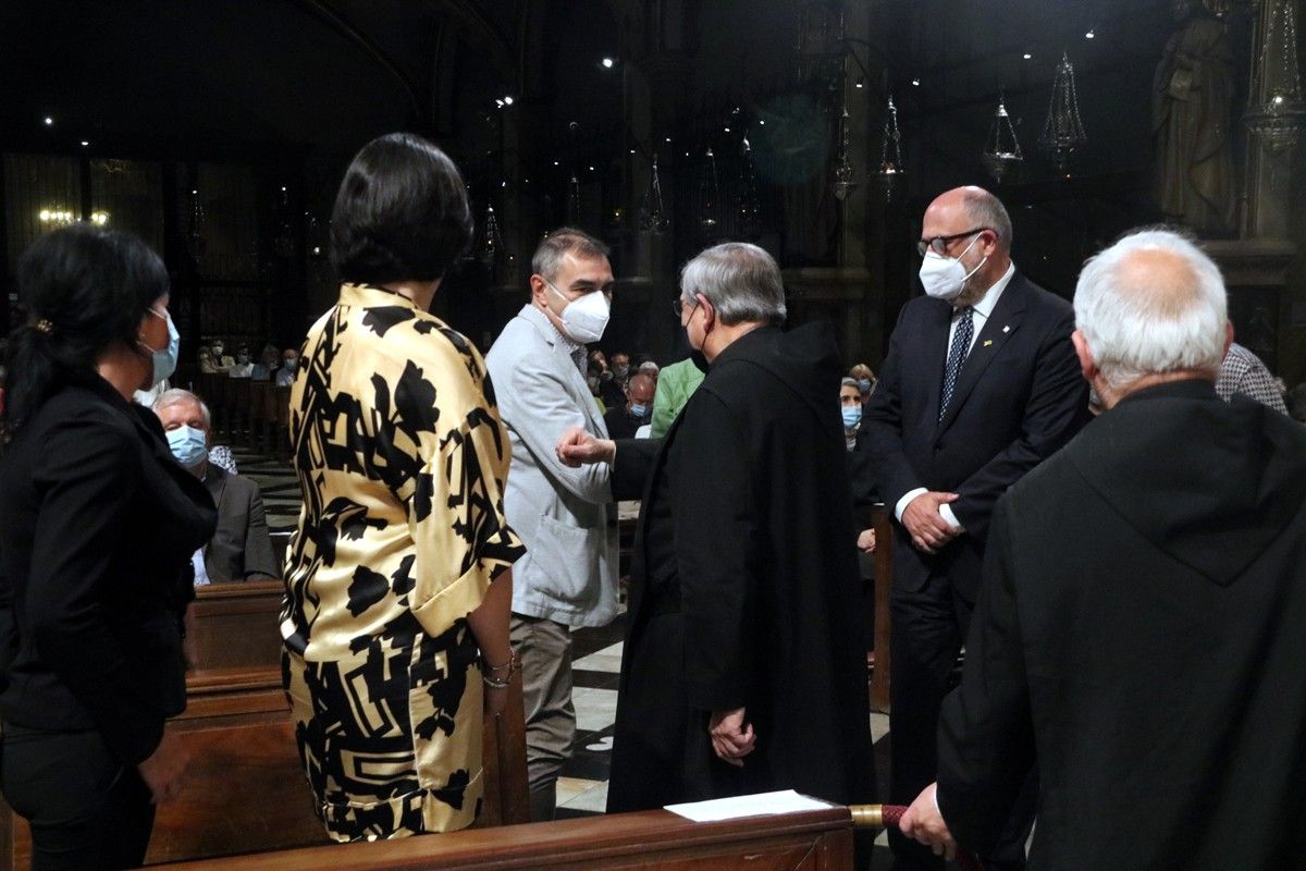 El pare abat de Montserrat saludant els alcaldes amb el colze
