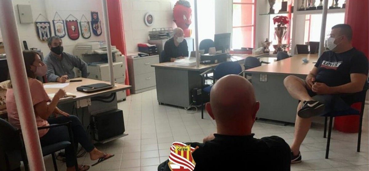 La junta gestora del Cd'E Manresa a les oficines del club