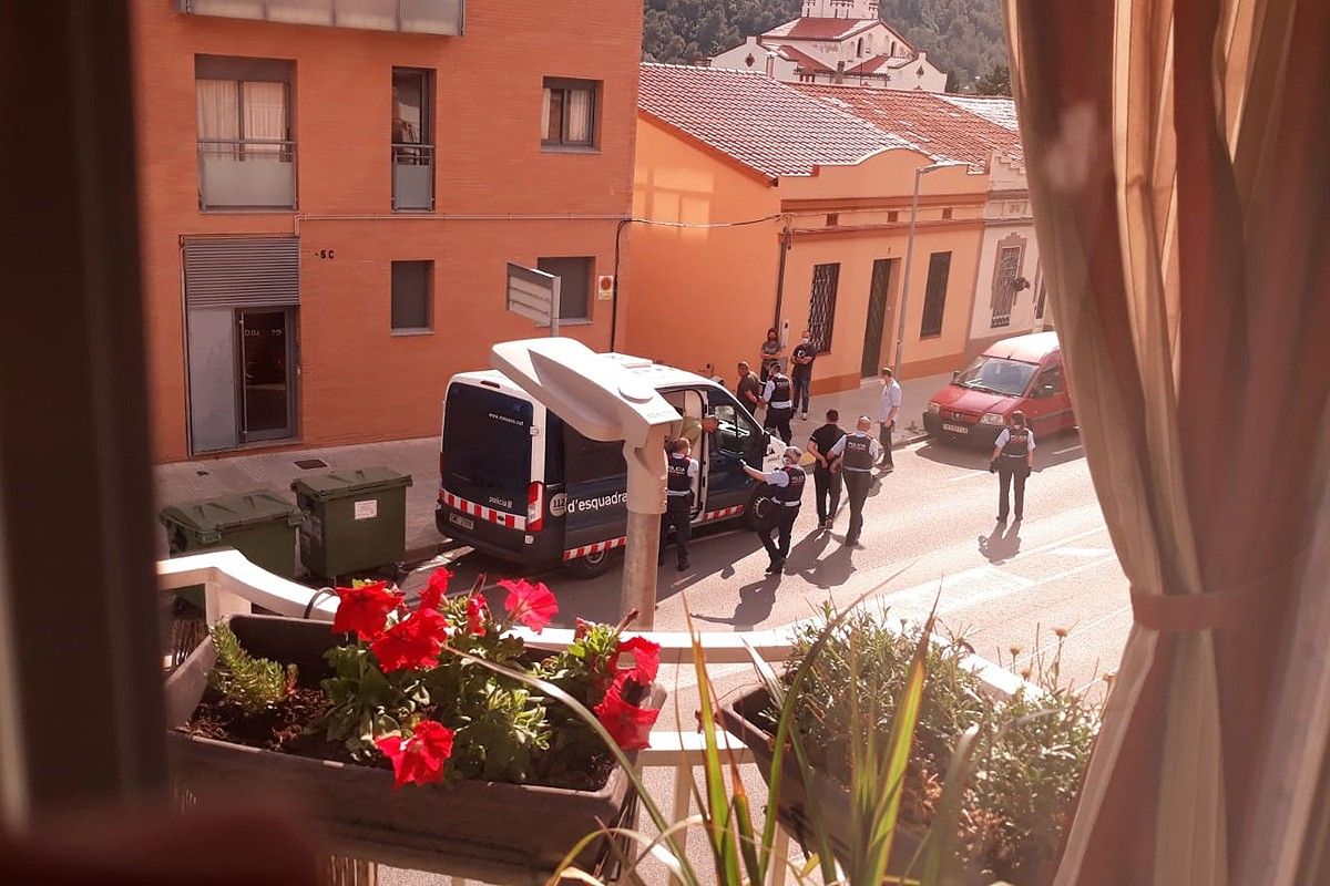 Agents dels Mossos amb alguns dels detinguts fent l'entrada a Castellbell i el Vilar