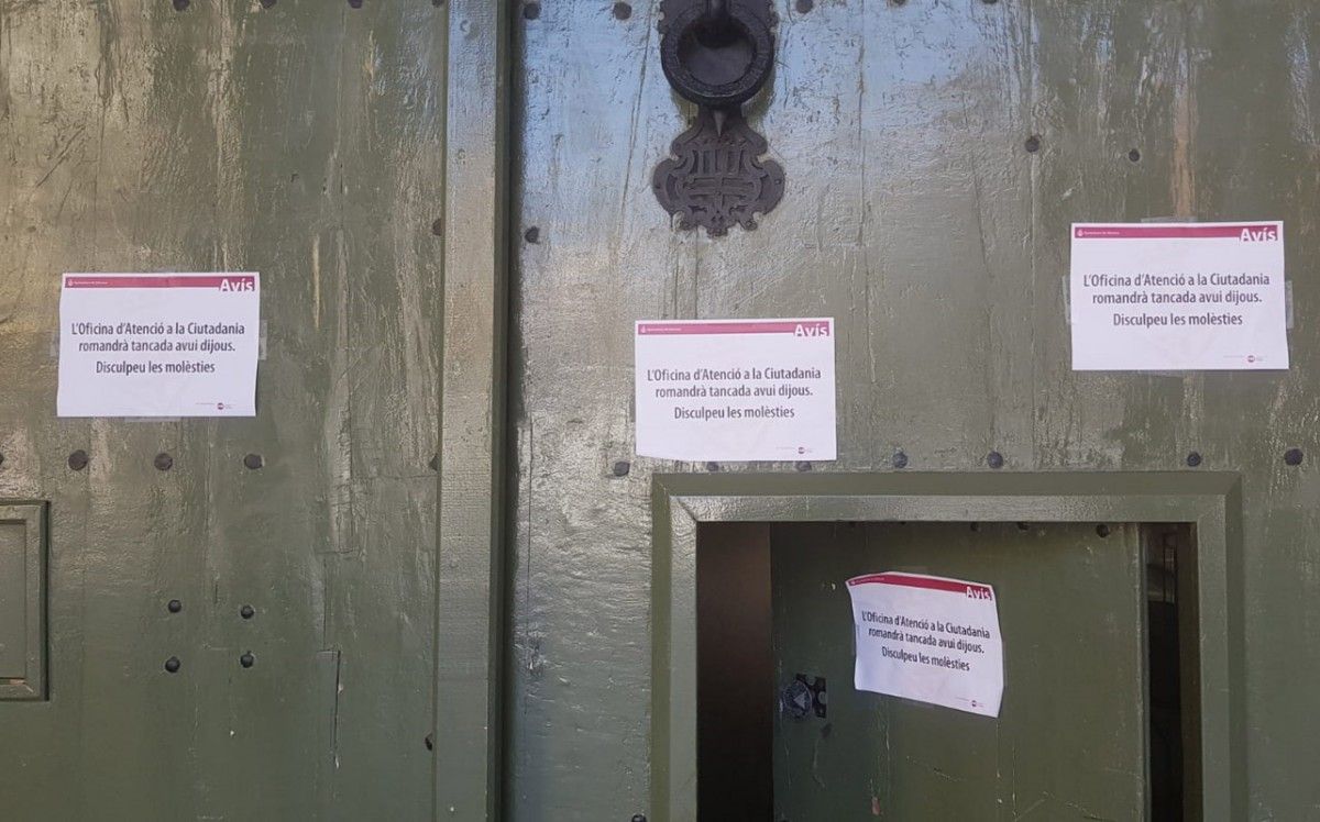 Porta principal de l'Ajuntament de Manresa tancada pel coronavirus