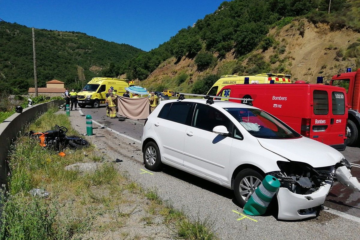La moto i el turisme accidentats a la N-260, a l'Alt Urgell