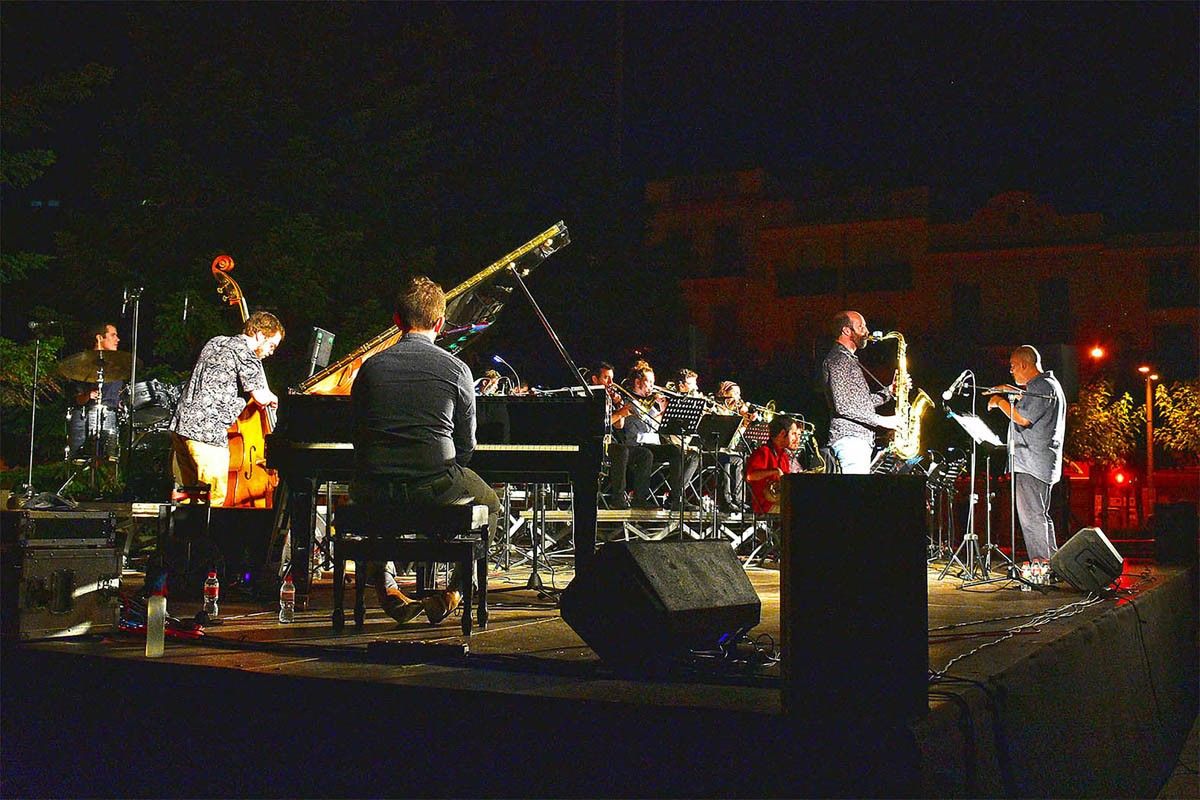 Concert de l’Asier Olabarrieta Big Band a la plaça de Sant Joan de Súria