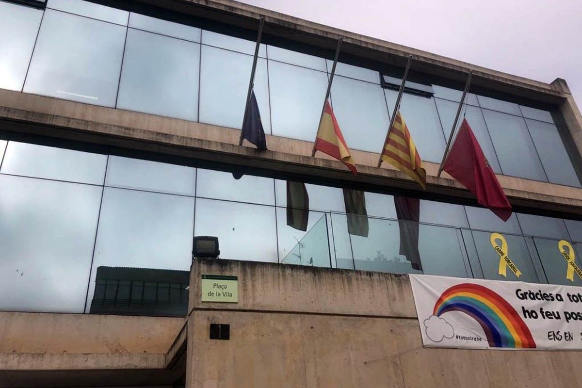 Banderes a mig pal a l'Ajuntament de Sant Fruitós de Bages