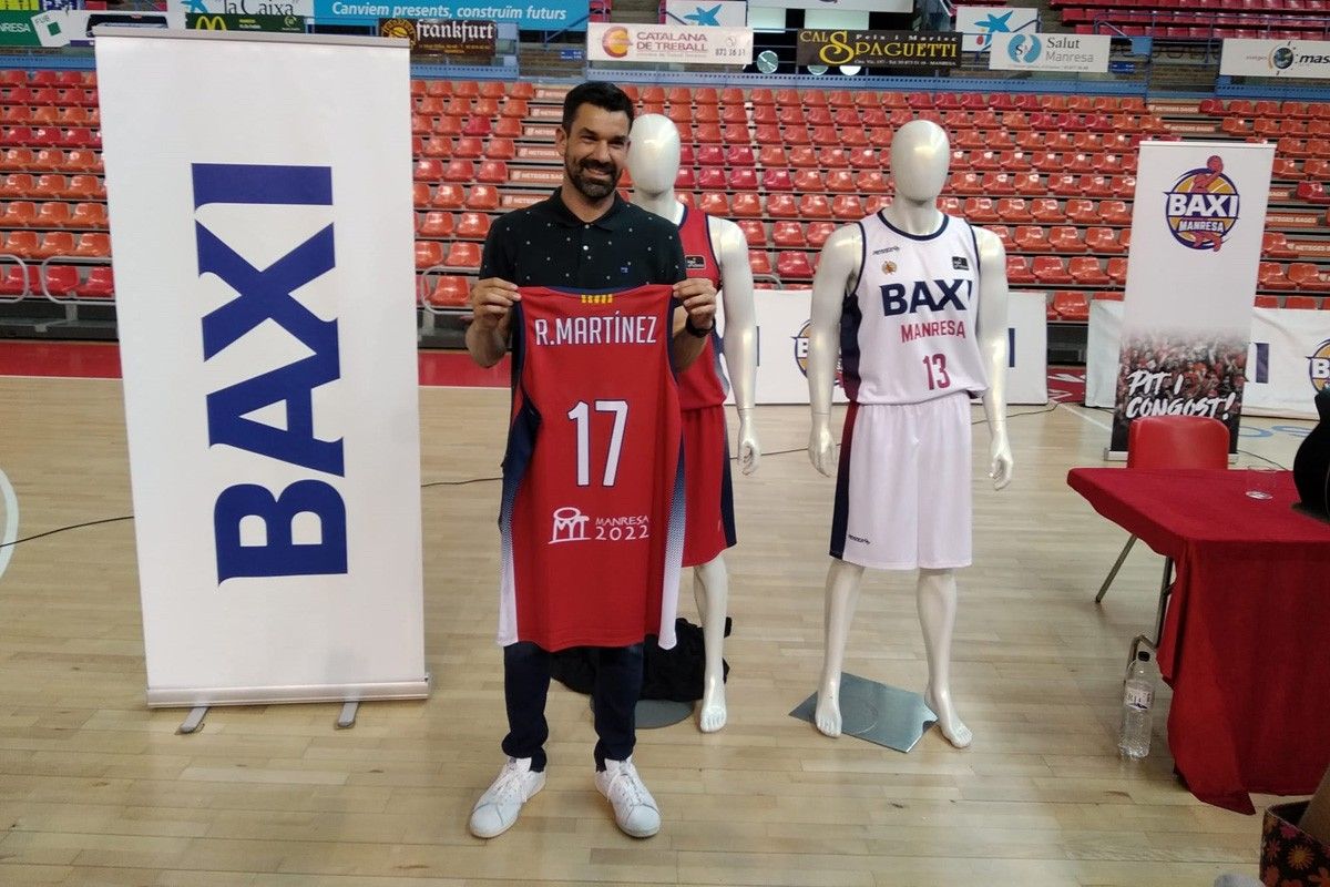 Rafa Martínez amb la samarreta que vestirà al BAXI Manresa