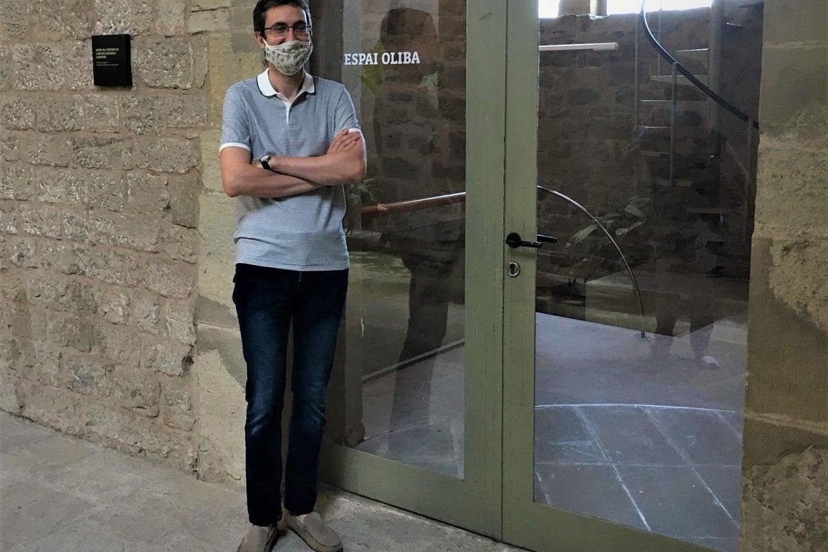 El doctor Marc Sureda a la porta de l'Espai Oliba de la Seu