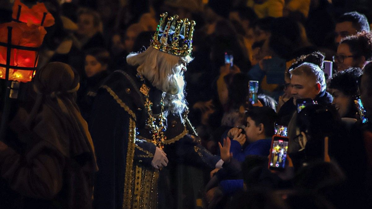 El rei Melcior saludant la canalla durant la Cavalcada de 2023