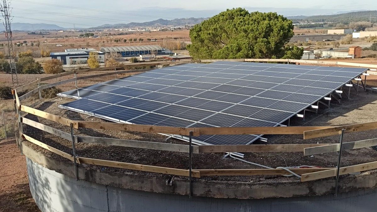 Plaques fotovoltaiques a la potabilitzadora de Sant Fruitós