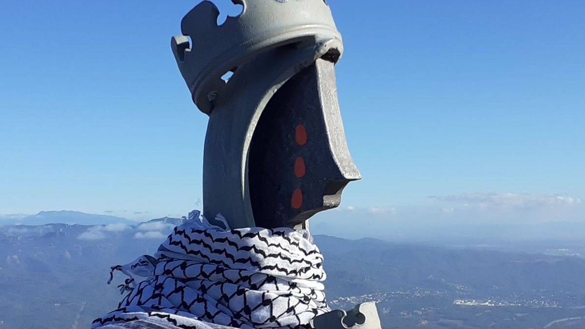 La moreneta, amb el mocador palestí i les llàgrimes de sang