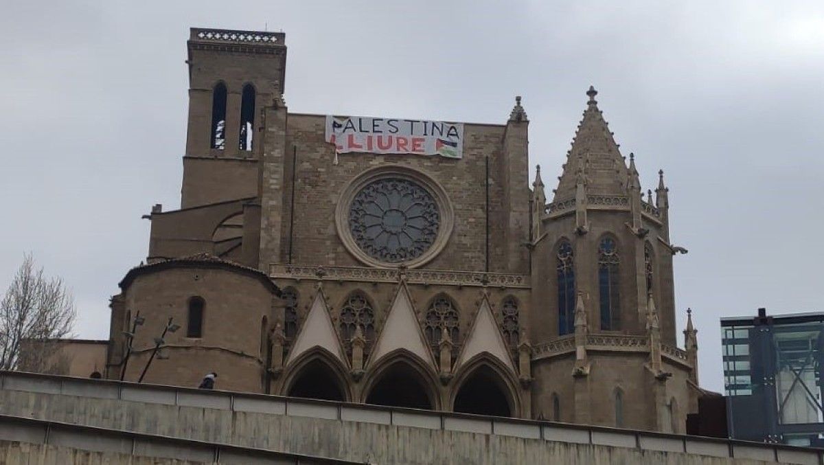 La façana de la Seu de Manresa amb la pancarta de 'Palestina lliure'