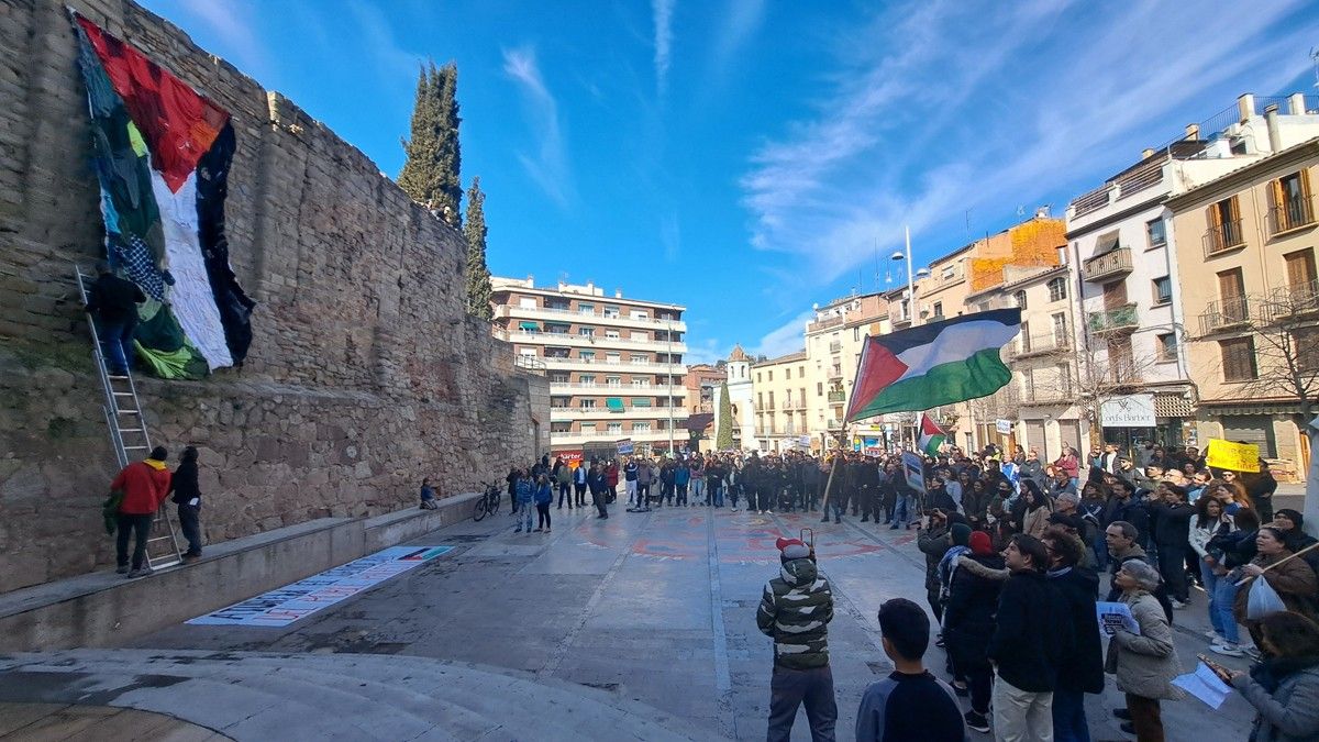 Els manifestants han desplegat una bandera palestina a la plaça Europa