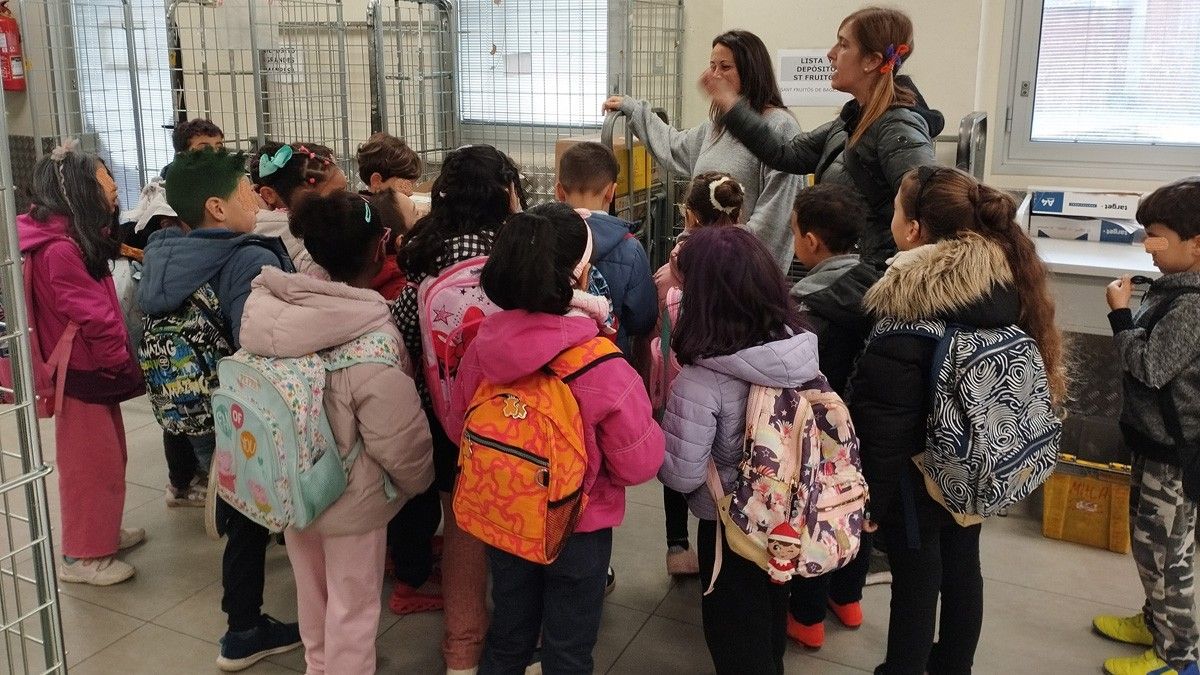 Alumnes de l'Escola Sant Ignasi de Manresa a l'oficina de Correus