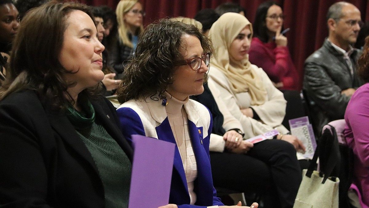 Laia Rosich i Tània Verge durant la presentació del Servei d'Intervenció en Crisi a Manresa