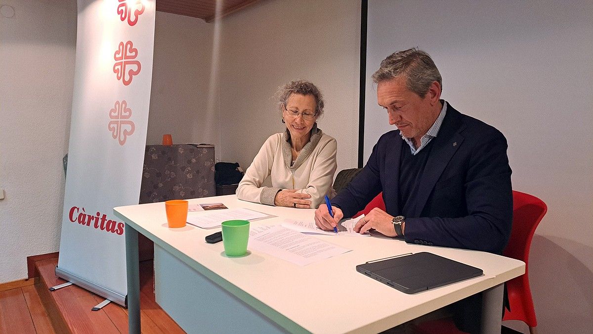 Fina Farrés i Frank Margenat durant la signatura del contracte de lloguer