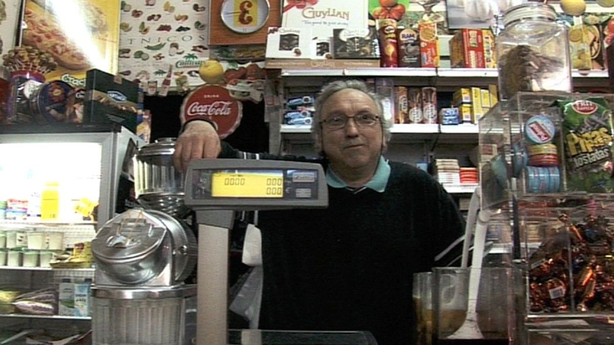 Joan Planas a la seva botiga del carrer Tres Roures, en una imatge de 2010