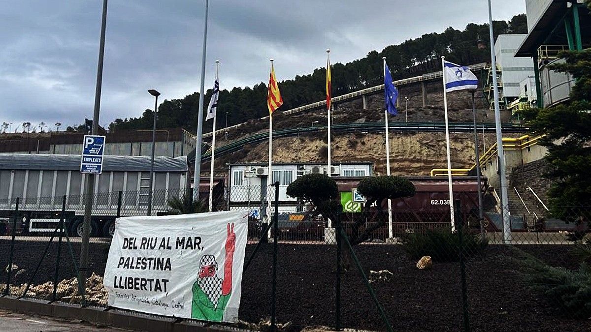 Les feministes s'han concentrat a l'entrada d'ICL a Súria