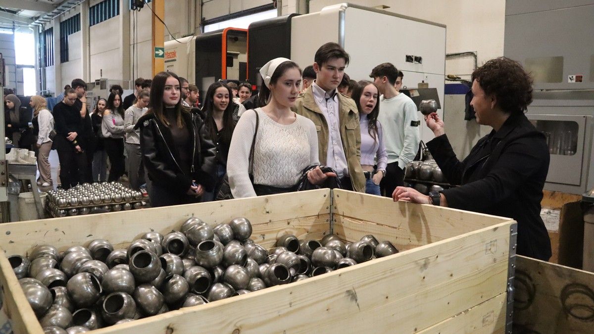 La gerent d'Inoxforma, Elena Garcia, fa una visita als estudiants d'ADE d'UManresa