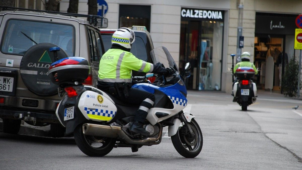 Dos agents de la Policia Local de Manresa en moto