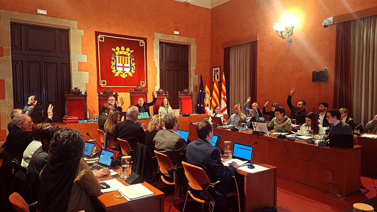 Els regidors de govern votant a favor de les contribucions especials del carrer Guimerà