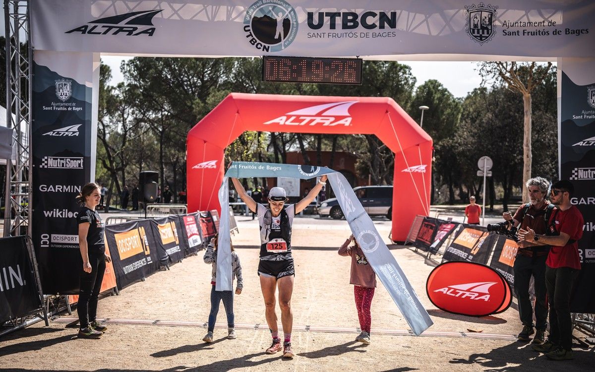 La bagenca Marta Muixí entrant a la meta de l'Ultra Trail Barcelona