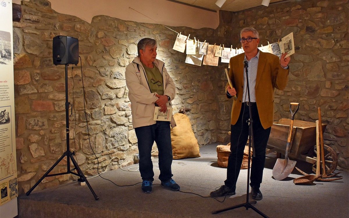 Norbert Tomàs, parla durant la inauguració de la mostra a la sala Cal Balaguer del Porxo, al costat del regidor Albert Fàbrega