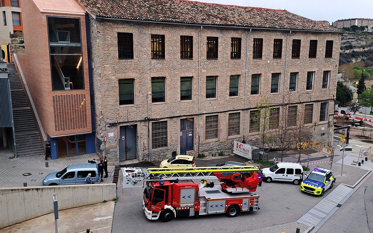 Bombers i Policia Local de Manresa davant de l'antiga fàbrica de l'Aranya