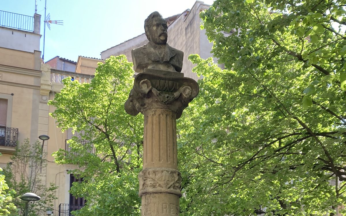 Bust de Josep Anselm Clavé a la plaça del seu nom de Manresa