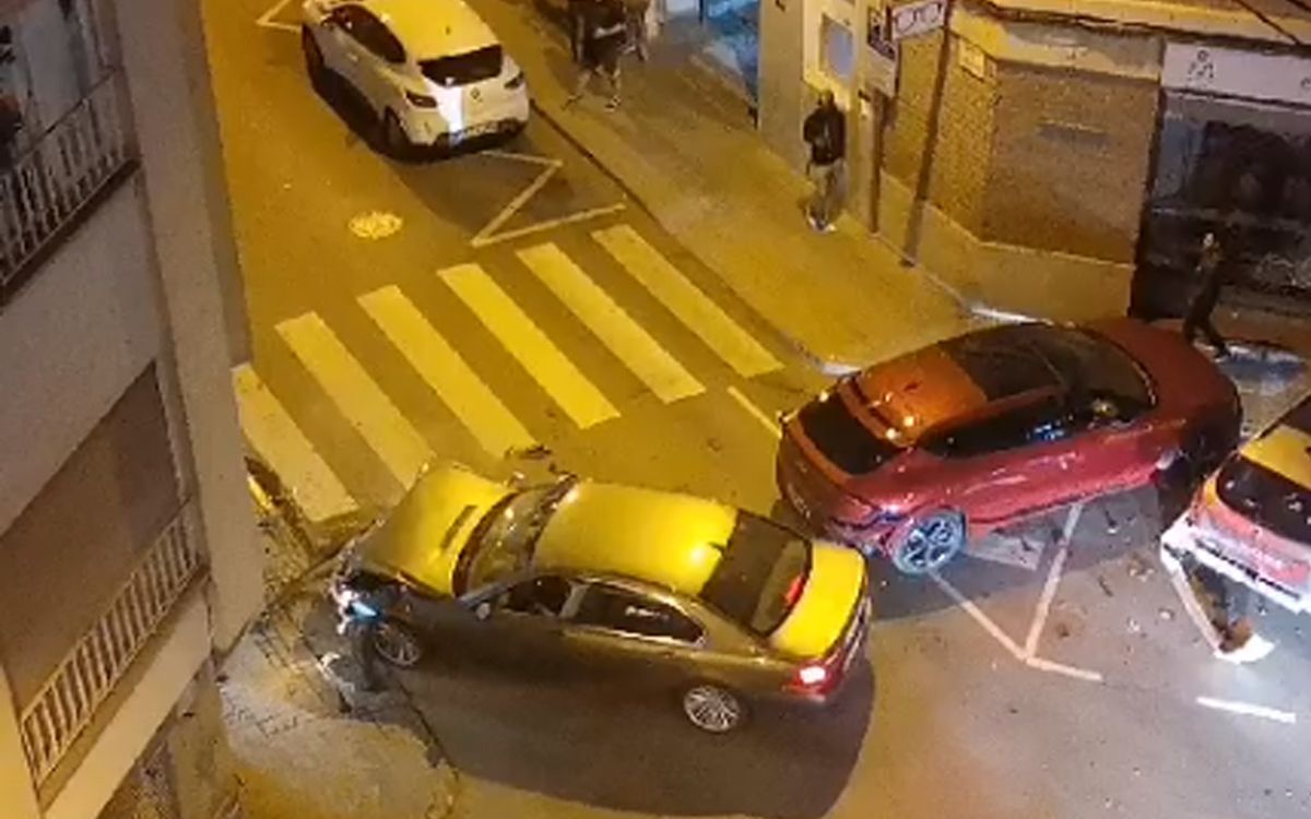 El cotxe accidentat contra dos vehicles aparcats al carrer Viladordis de Manresa