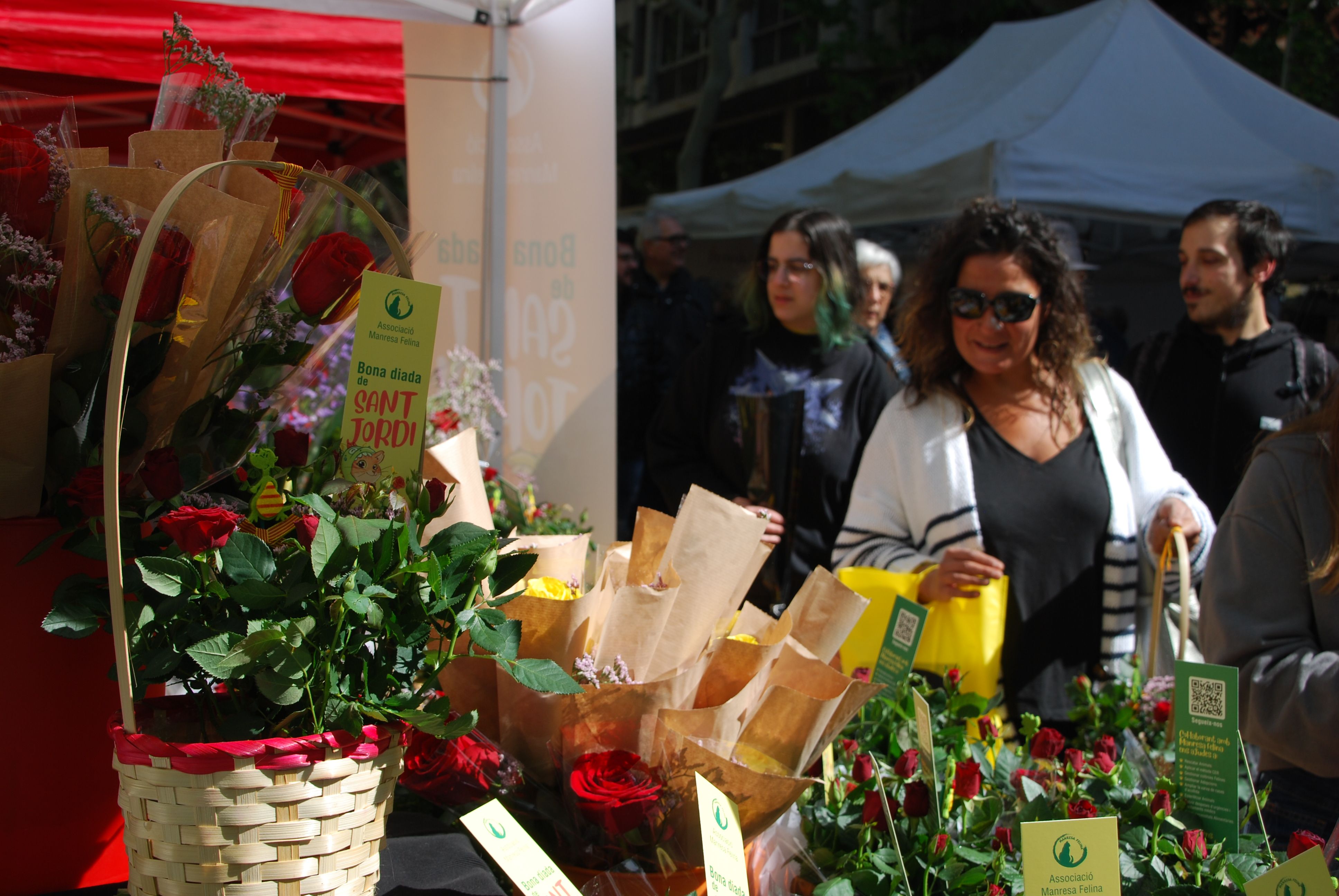 Floristes i llibreters de la capital del Bages fan un bon balanç de la primera mitja jornada de Sant Jordi