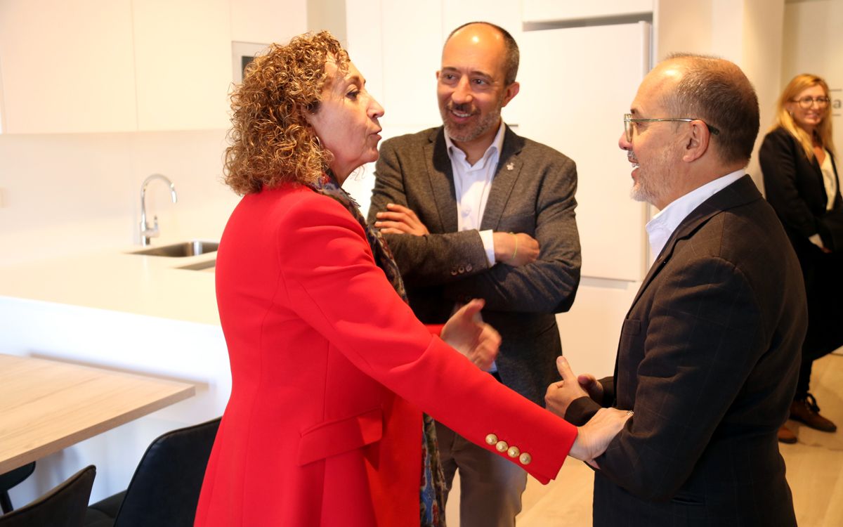 La consellera de Territori, Ester Capella, i el conseller de Drets Socials, Carles Campuzano, amb l'alcalde de Manresa, Marc Aloy