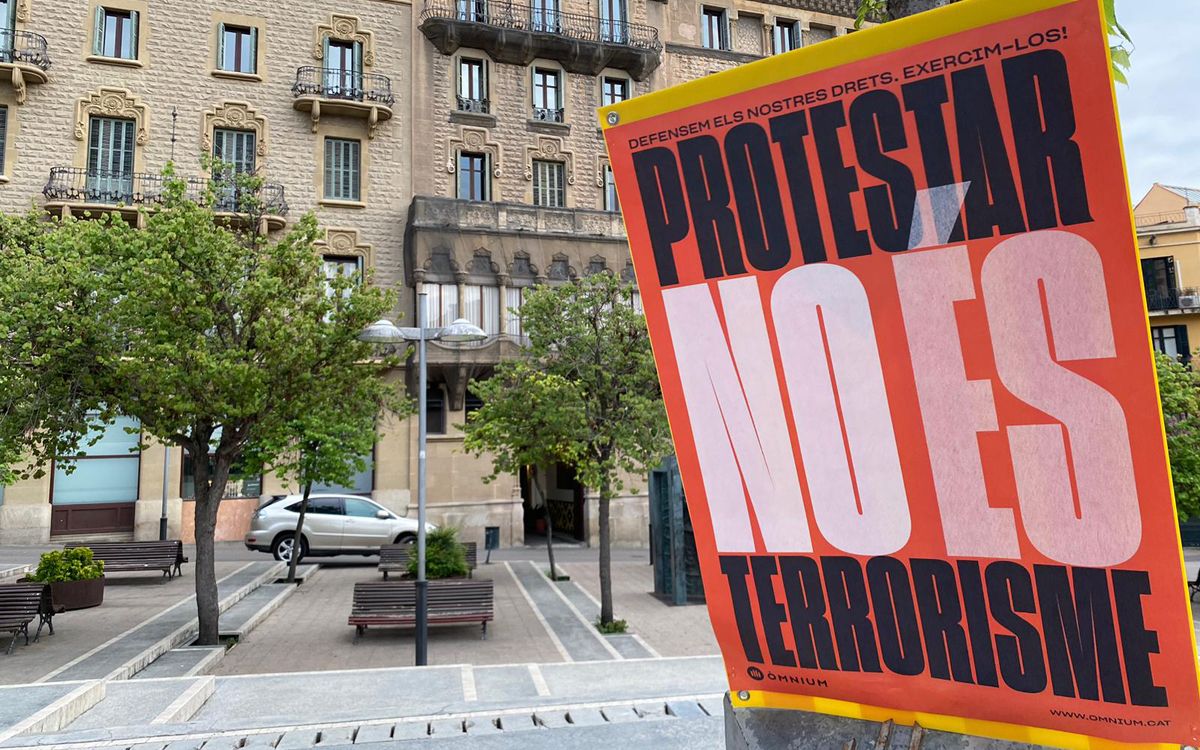 Cartell de «Protestar no és terrorisme» a la plaça Sant Domènec de Manresa