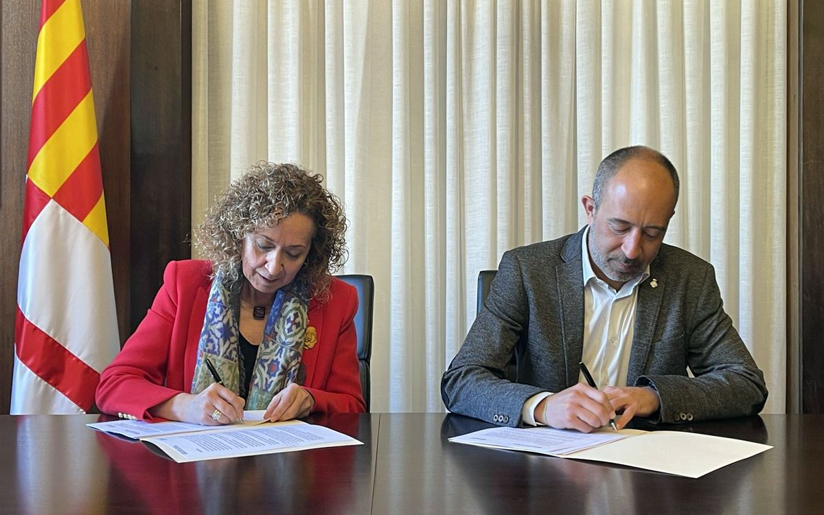 La consellera de Territori, Ester Capella, i l'alcalde de Manresa, Marc Aloy, signant el conveni