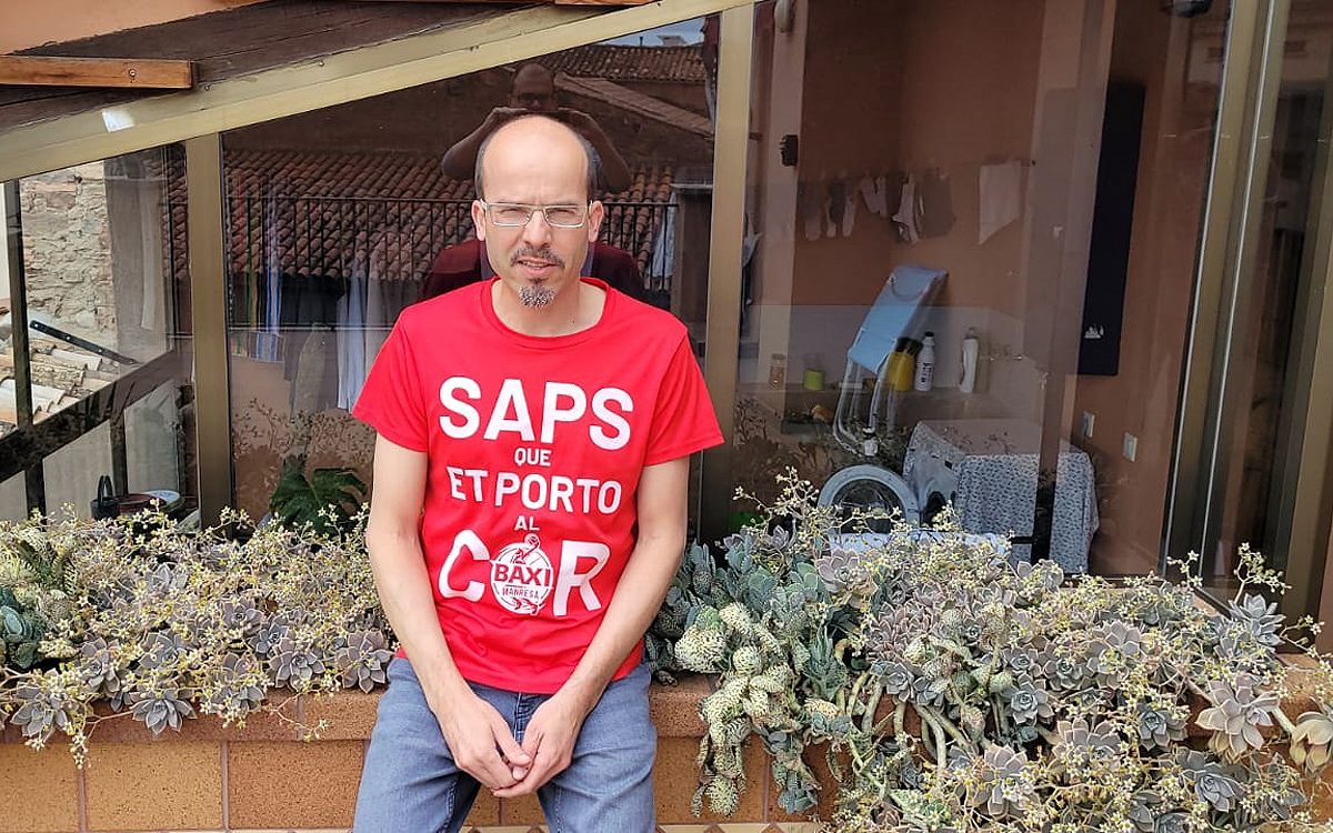 Francesc Vila, amb una samarreta del Baxi Manresa, at terrat de casa seva a Amman