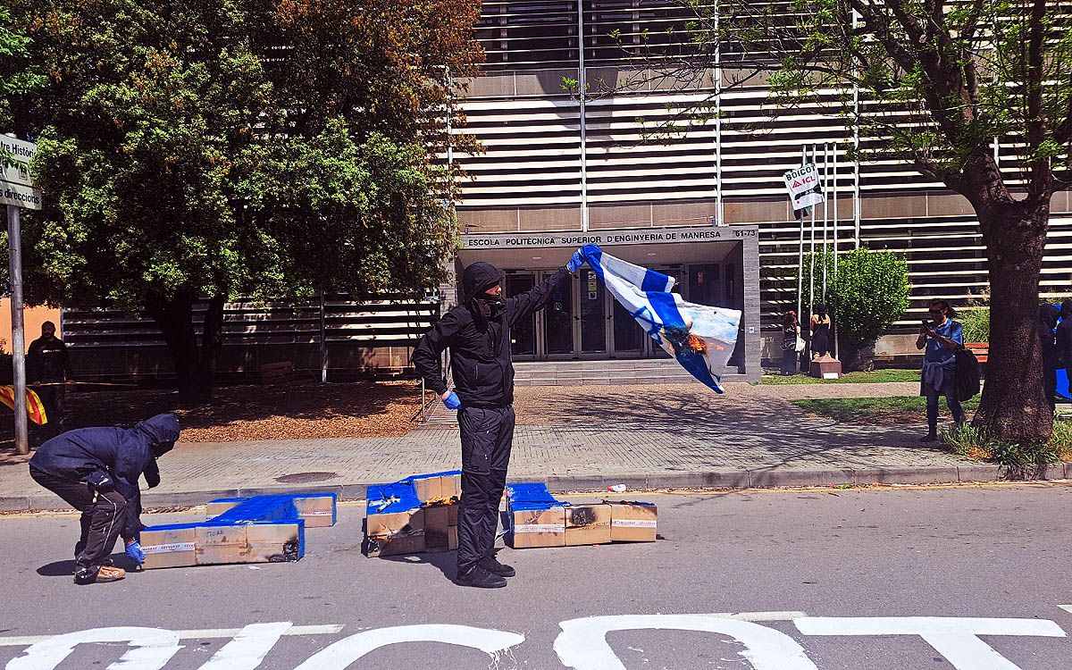 Tres lletres de cartró que formaven ICL i una bandera d'Israel cremant davant de la UPC Manresa