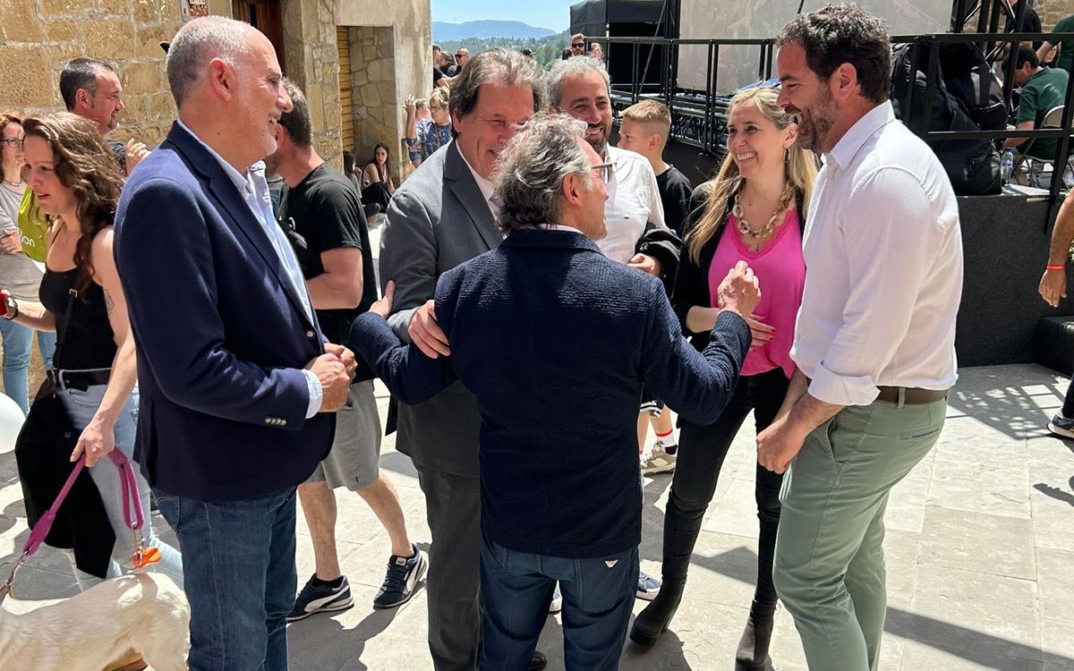 David Saldoni i altres membres de Junts parlant amb l'alcalde de Castellgalí, Cristòfol Gimeno