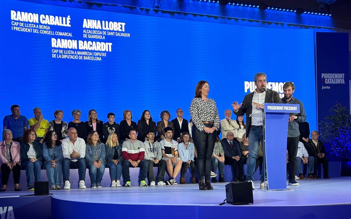 Ramon Bacardit i Anna Llobet intervenint a l'acte de Junts a Argelers