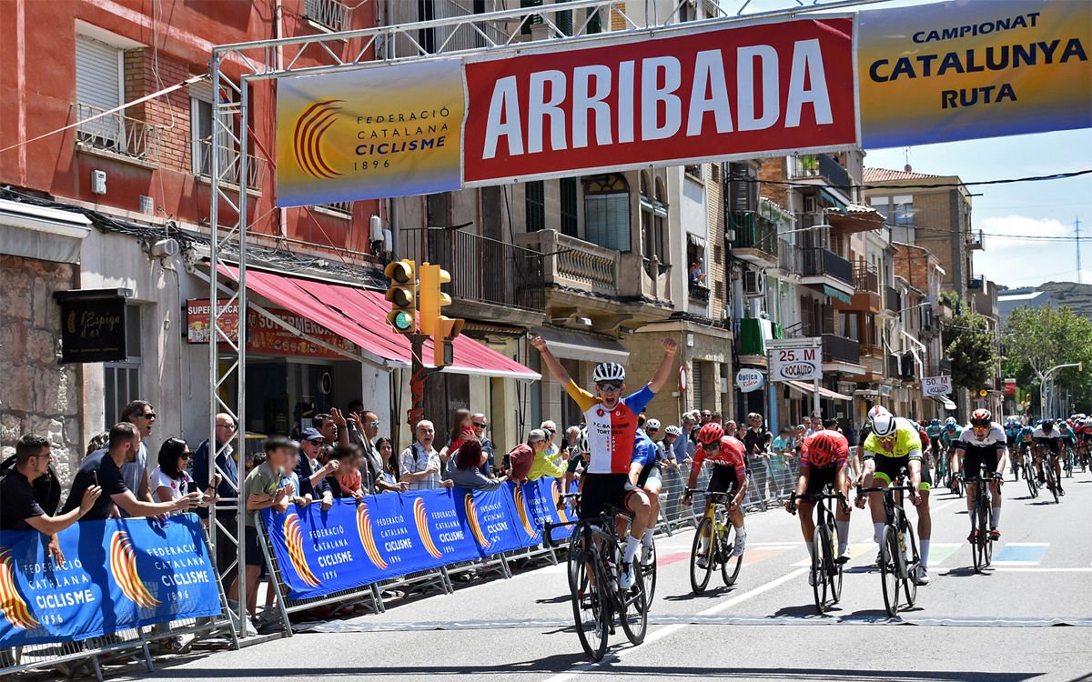 Arribada a l'esprint de la 8a Cursa Ciclista Vila de Súria-Campionat de Catalunya de Ciclisme en Ruta