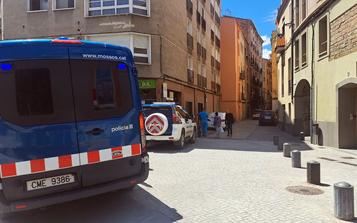 Vehicles dels Mossos a la plaça Sant Ignasi i carrer Santa Llúcia de Manresa