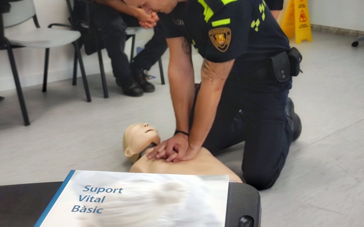 Un agent de la Policia Local de Sant Fruitós durant la formació de Suport Vital Bàsic