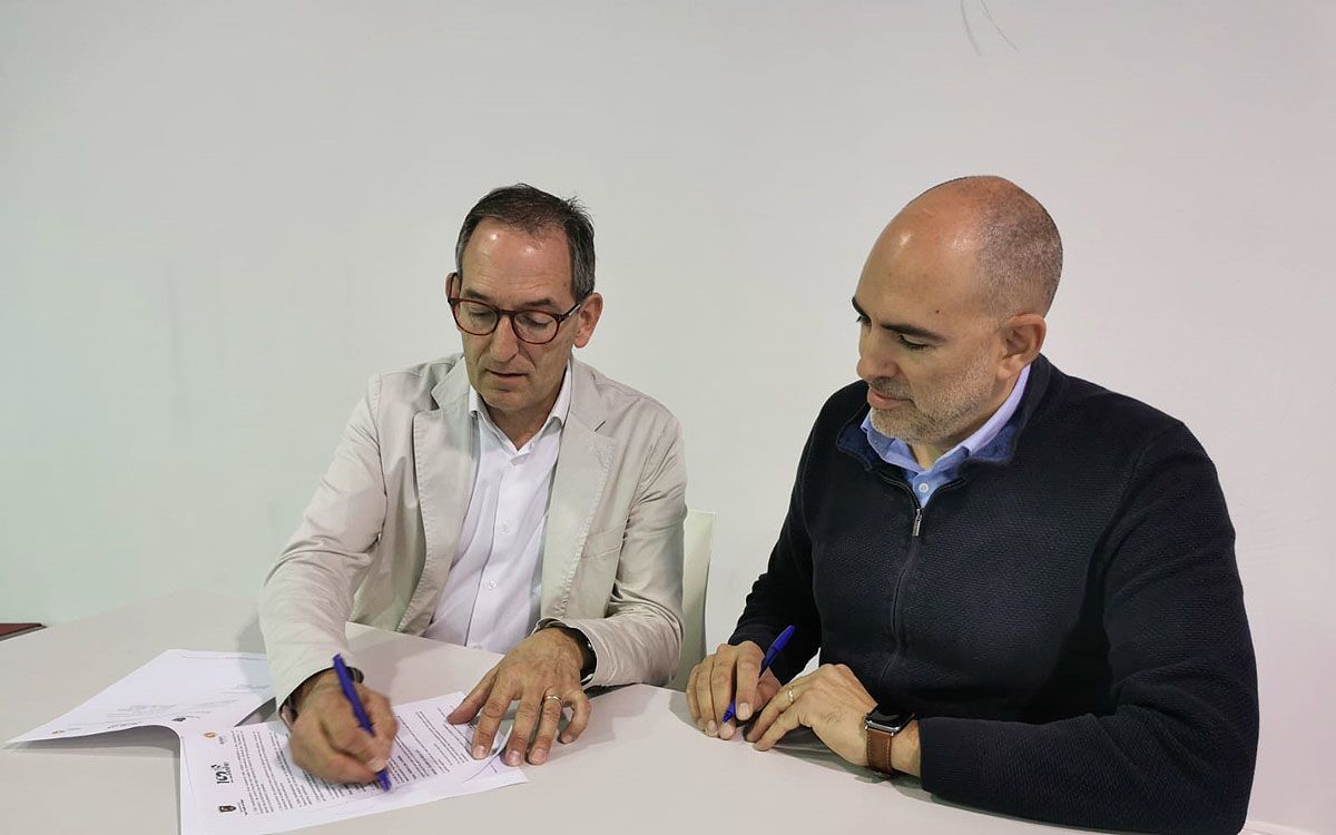 Joan Carles Batanés i Ferran Boixadós durant la signatura del conveni